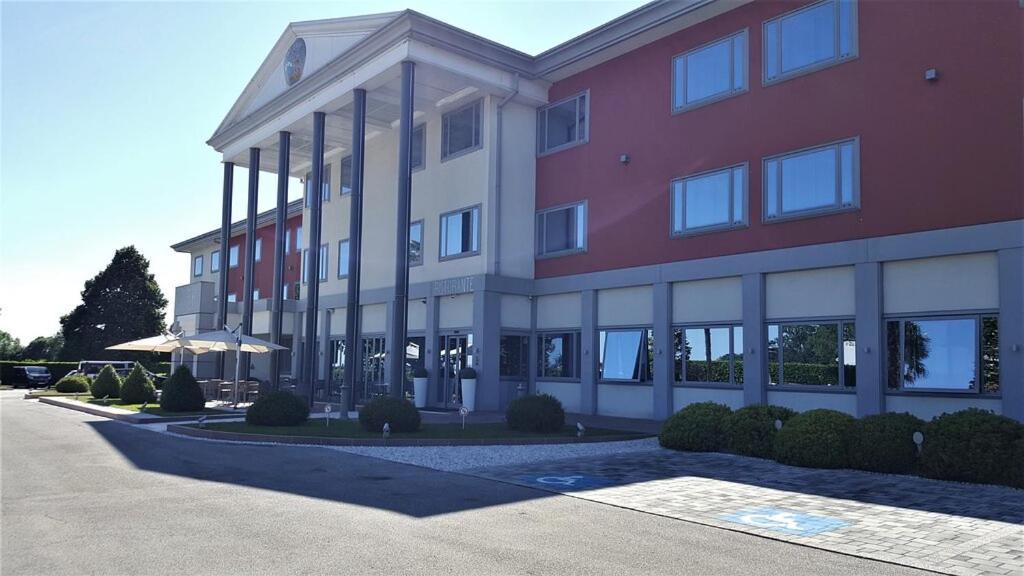 Hotel Poppi มิรา ภายนอก รูปภาพ