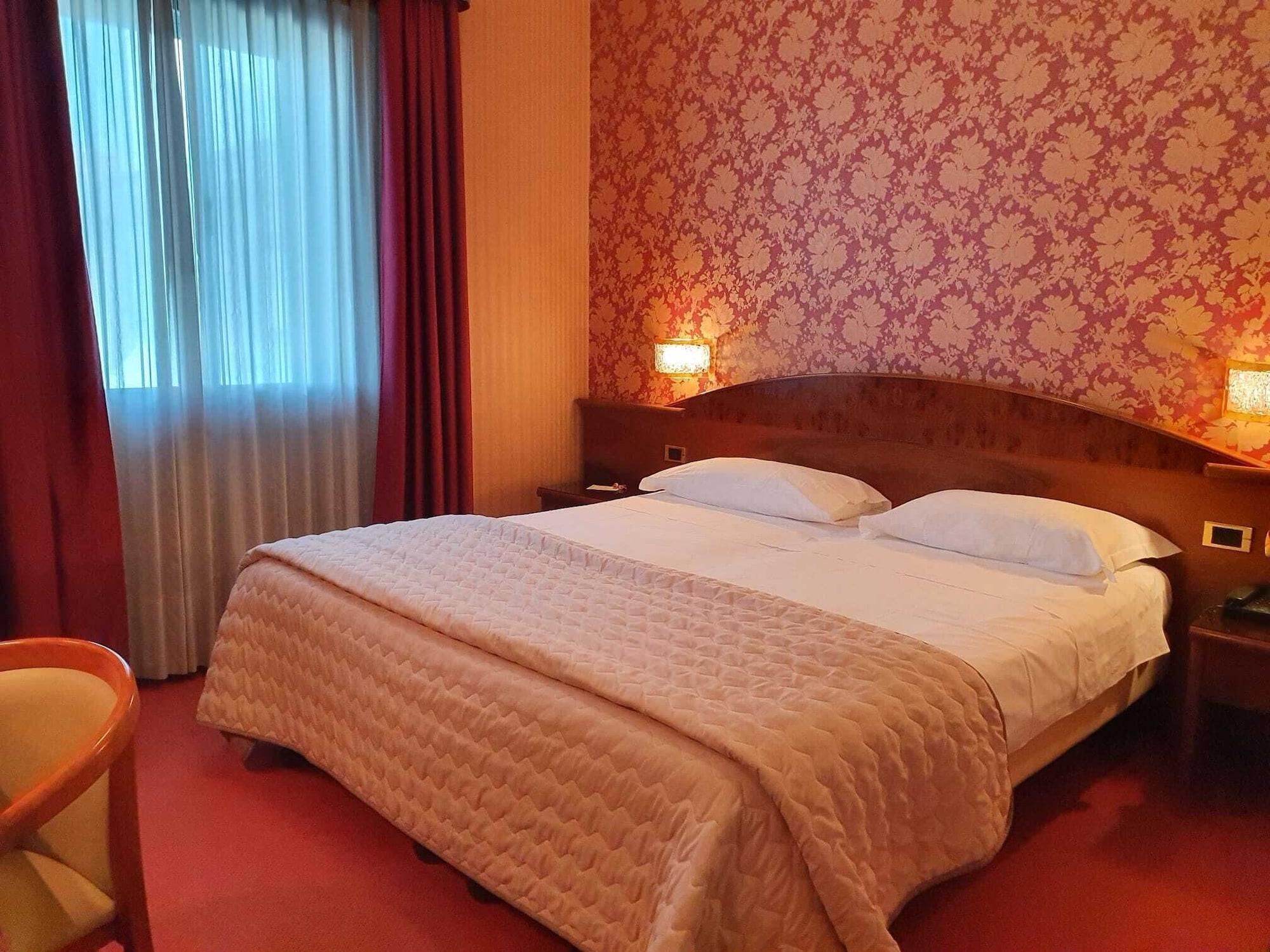 Hotel Poppi มิรา ภายนอก รูปภาพ