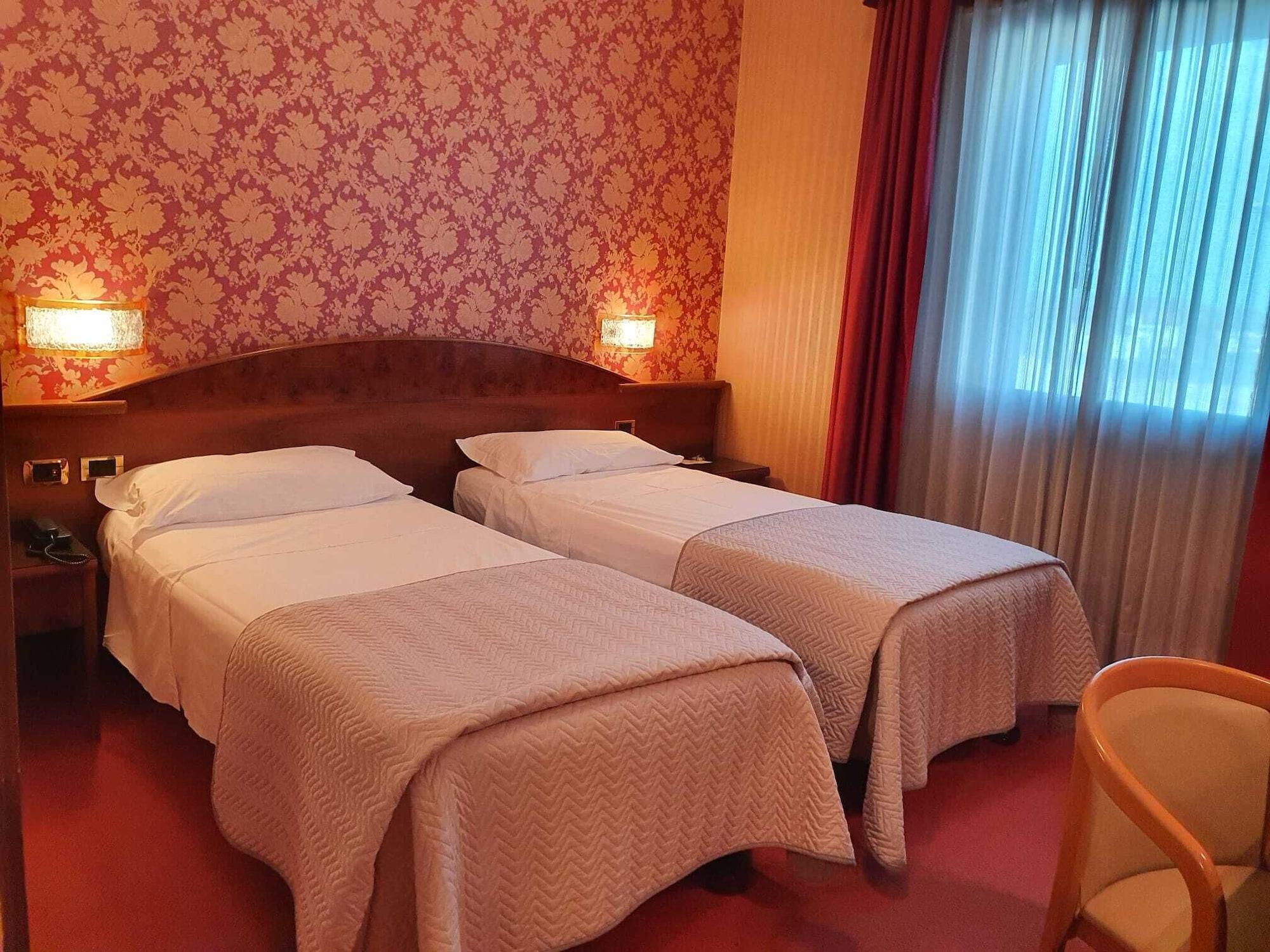 Hotel Poppi มิรา ภายนอก รูปภาพ