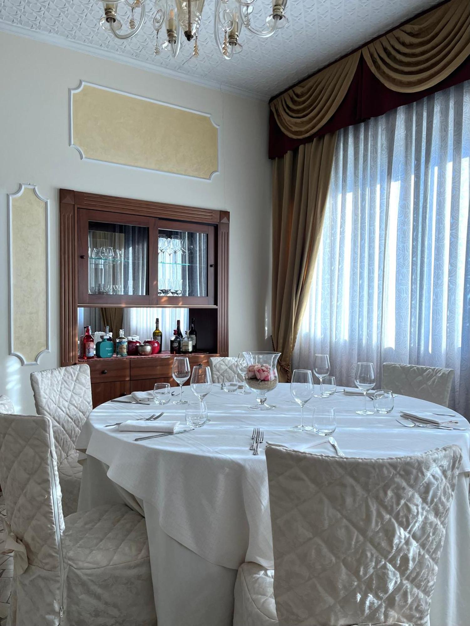 Hotel Poppi มิรา ภายนอก รูปภาพ