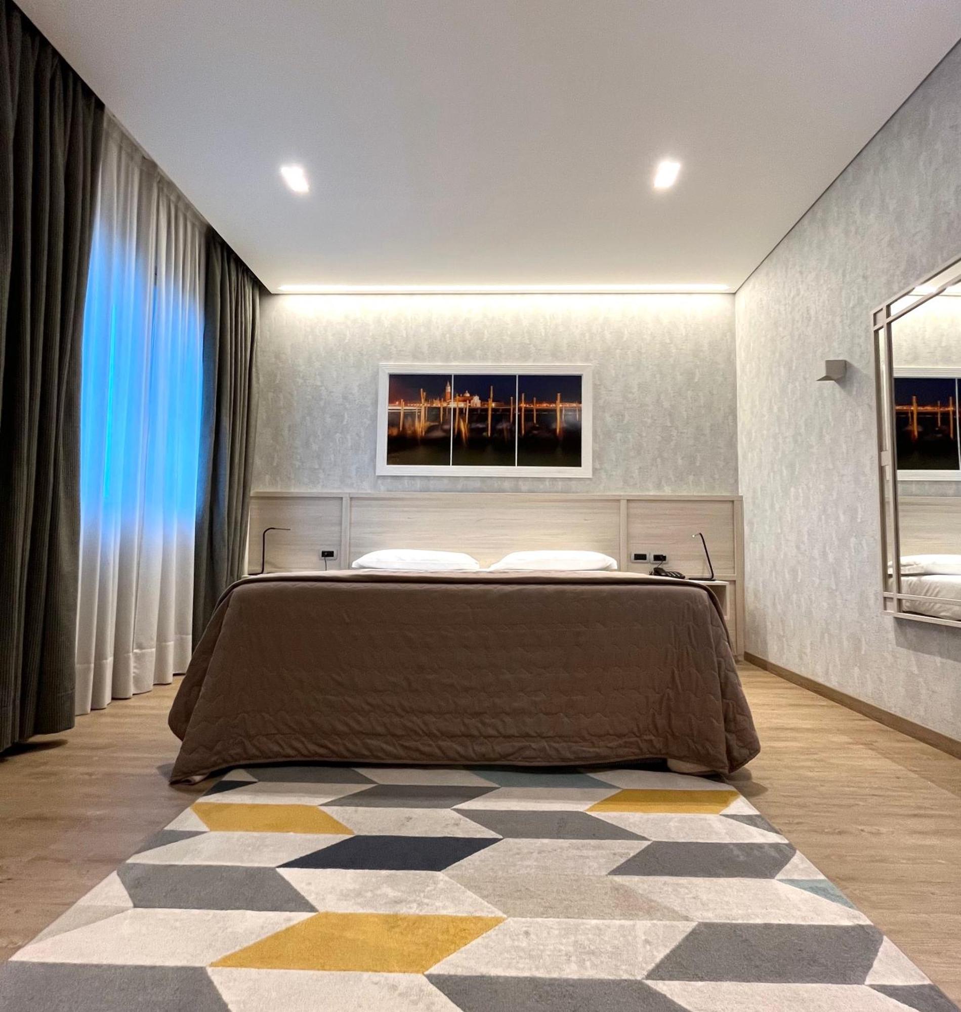 Hotel Poppi มิรา ภายนอก รูปภาพ