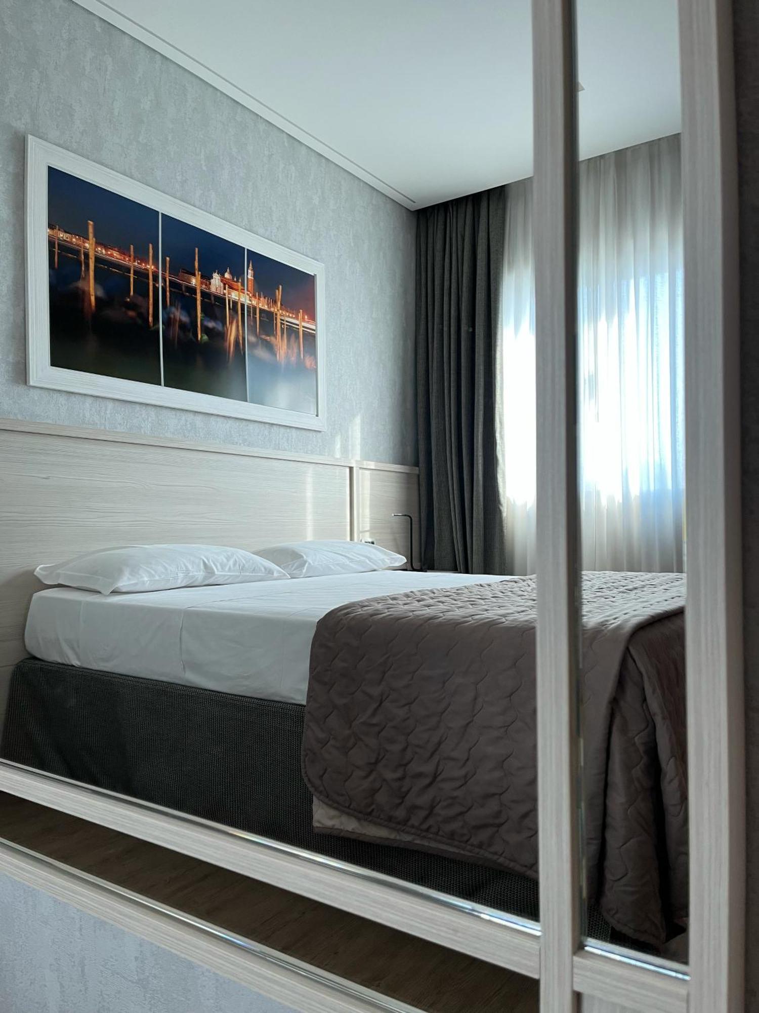 Hotel Poppi มิรา ภายนอก รูปภาพ